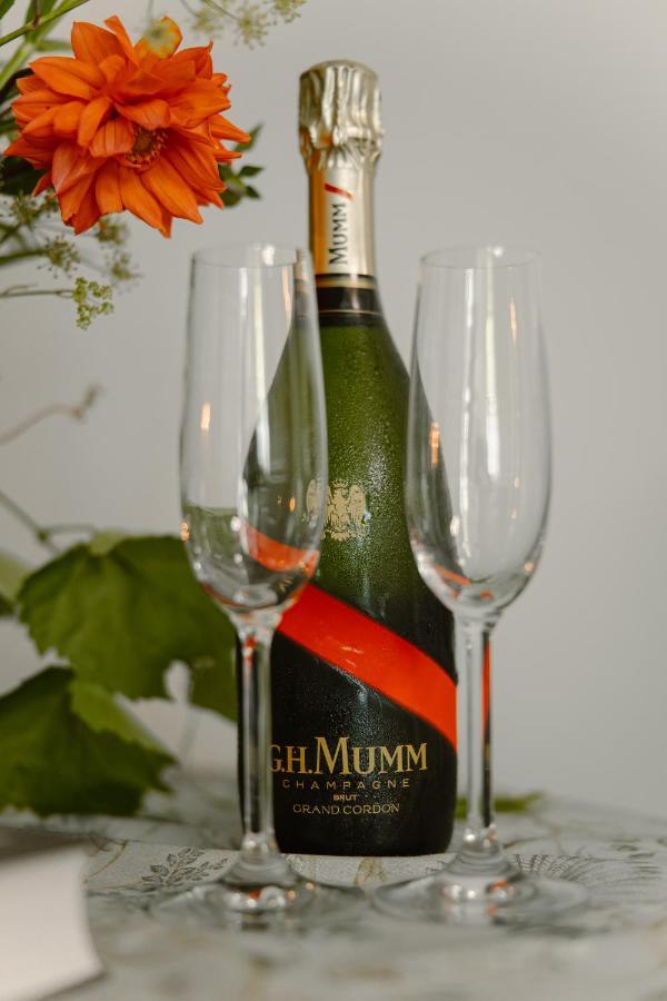 ホテル Dom W Starym Parku Biskupice  エクステリア 写真